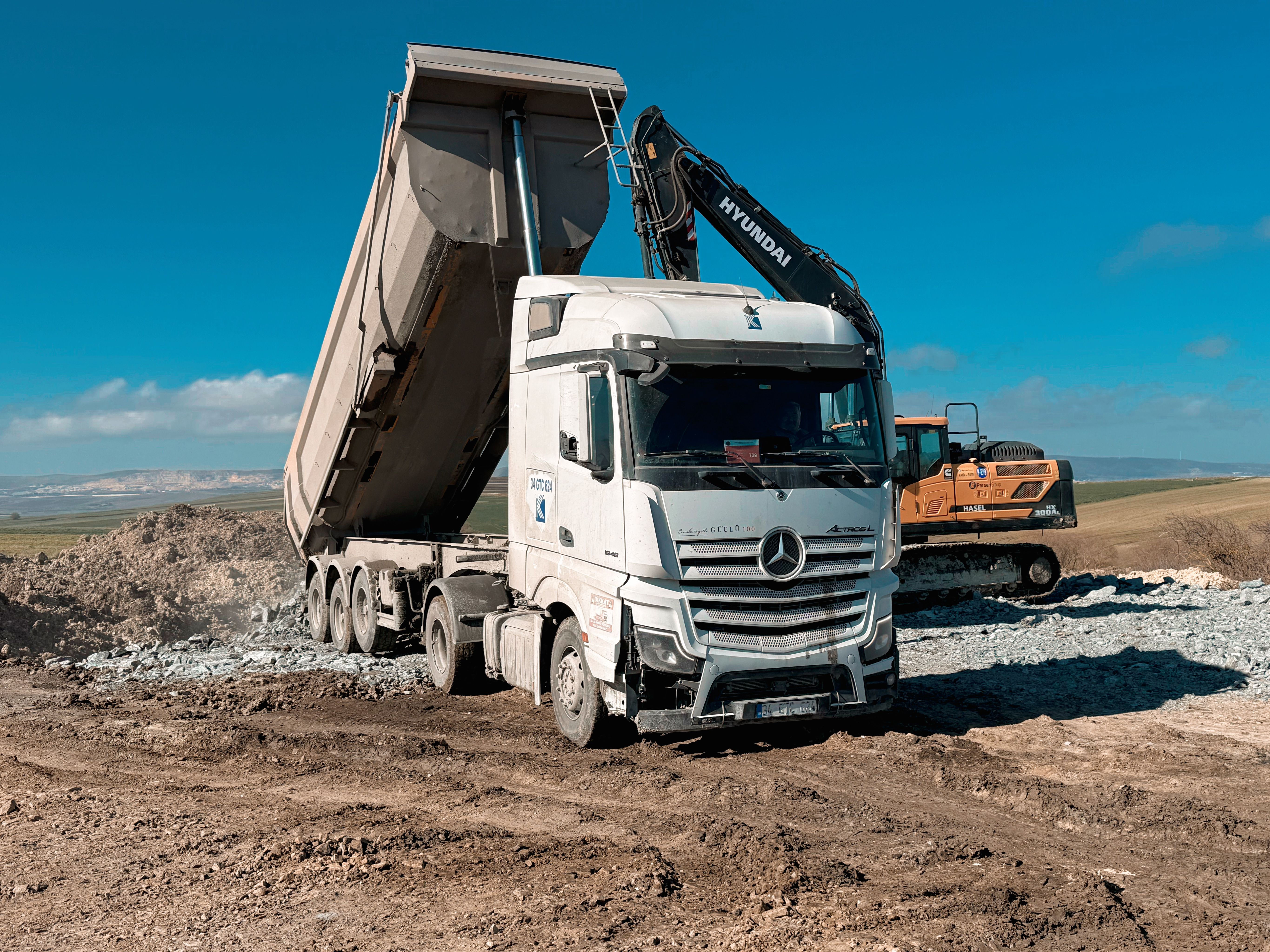 Camion benne sur chantier de terrassement